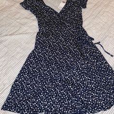 Hollister Dress - Navy Blue & White Wrap Dress - Never Worn Navy Knee-length Mini Dress For Summer, Navy Casual Spring Dress, Navy Flowy Summer Dress, Flowy Navy Summer Dress, Navy Knee-length Mini Dress For Spring, Casual Navy Summer Dress, Navy Short Sleeve Dress For Vacation, Casual Navy Mini Dress Knee-length, Navy Fitted Maxi Dress For Spring