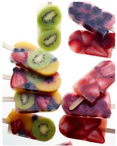 fruit pops with kiwi, raspberry and blueberries on top are arranged in a circle