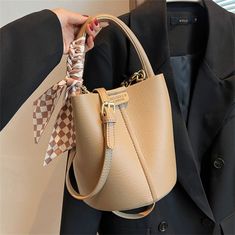 SPECIFICATIONSShape: BucketOrigin: Mainland ChinaMain Material: PULining Material: AcrylicCN: GuangdongLarge capacity hand bag new fashion women's bag high-grade sense one shoulder bag versatile bucket bag crossbody bag