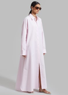 Color: Petal Midweight fluid cotton fabric Oversized fit Maxi length Pointed collar Drop shoulders Button cuffs Single patch breast pocket High side seam slits Partial front button down closure Unlined 60% Cotton 40% Polyester Dry Clean By The Frankie Shop. Imported The Frankie Shop, Frankie Shop, Minimalist Dresses, Maxi Shirt Dress, Pink Maxi Dress, Loose Dress, Long Shirt, Casual Fall, Maxi Dresses