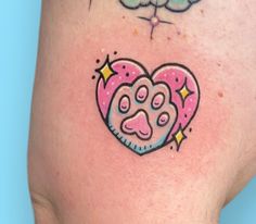 Traditional Paw Print Tattoo, Kawaii Bear Tattoo, Kawaii Food Tattoo, Kawaii Traditional Tattoo, Pink Cat Tattoo, Girly Old School Tattoo, Kawaii Tattoo Ideas Pastel Goth, Cute Knee Tattoos Women, Glitter Style Tattoo