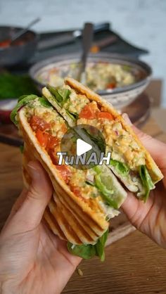 Maya / plant-based food and recipes on Instagram: "VEGANUARY 19/25 🌱 
25 recipes in 25min: Chickpeas TuNAH

This is sooo easy to make, yet sooo delicious... my dad even thought it was real tuna.🤭
RECIPE (2-3 servings, 10min preparation time):
-1 can (220g) cooked chickpeas
Drain and mash.
-1/2 red onion
-3 small pickles
-1/2 bunch of dill
Chop everything and add to the chickpeas.
-3 tbsp vegan mayo
-Juice of half a lemon
-1 teaspoon mustard
-Salt and pepper to taste
Mash again and mix well.
Serve with sandwich toppings of your choice.
Store the TuNAH in the fridge for up to 3 days.🥶
-
VEGANUARY 19/25 🌱 
25 Rezepte in 25min: Kichererbsen TuNAH

Das ist zwar sooo einfach gemacht, aber sooo lecker… mein Papa dachte sogar, es sei echter Thunfisch.🤭
REZEPT (2-3 Portionen, 10min Zubereitung