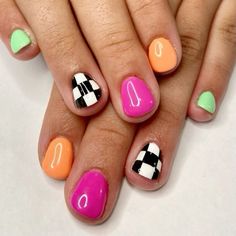 Cute And Simple Short Nails, Cute Summer Nails Checkered, Fun Nail Ideas Acrylic, Cute Nail Ideas For Teenagers, 80s Nails 1980s, Teacher Nail Designs, 80s Nails, Teacher Nails, Checkered Nails