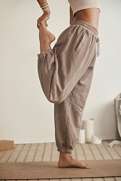 A post-workout essential, these cozy sweatpants feature seam detailing and a wide smocked waistband with a fleece-lined interior and hand-pockets. **Fit:** Relaxed, wide-leg fit, ankle-length **Features:** Smocked elastic waistband with adjustable drawstrings, seam detailing, hand-pockets, cinched bottom hemlines, fleece-lined interior **Why We | Sprint To The Finish Pants by FP Movement at Free People, Hickory, XS Workout Sweatpants, Cozy Sweatpants, Boho Yoga, Cooler Look, Yoga Fashion, Fall Fashion Outfits, Primavera Estate