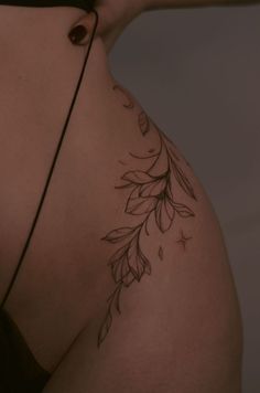 the back of a woman's stomach with leaves on it