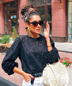 Stile Pin Up, Bandana Bayi, Feminine Tops, Paris Chic, Head Scarf Styles, Stil Boho, Pool Hairstyles, Church Outfits