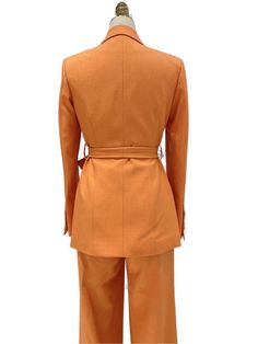 Offrez-vous la pièce ultime avec le superbe tailleur pantalon orange pour femme - tailleur pantalon ceinturé à jambe large de Guocali. Ce tailleur pantalon ceinturé à jambe large respire la confiance et le style, ce qui en fait un incontournable dans toute garde-robe avant-gardiste. Rehaussez votre look et faites tourner les têtes avec ce tailleur-pantalon audacieux et vibrant. Faites une déclaration audacieuse et confiante avec le costume pantalon orange pour femme de Guocali. Parfait pour cell Pantalon Orange, Ladies Trouser Suits, Mens Undershirts, Man Blazer, Mens Boxer Shorts, Monk Strap Shoes, Leg Belt, Pantsuits For Women, Suit Shoes