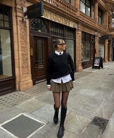 Preppy outfit mini pleated skirt high boots Adrette Outfits, Rok Mini, Skirt And Boots, Mode Hippie, Chique Outfits, London Outfit, Skirts With Boots, Miniskirt Outfits