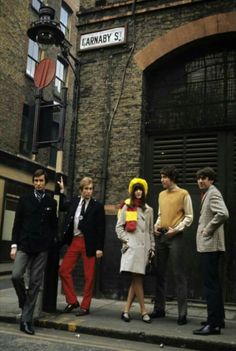 Cathy McGowan with A Band Of Angels on Carnaby Street, 1965 1970s Lifestyle, Cathy Mcgowan, 60s Fashion Trends, 1960s London, Fashion In London, Swinging 60s, Swinging London, Carnaby Street, Swinging Sixties