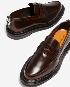 Ces Mocassins Marron Reflètent Parfaitement Notre Savoir-faire De Maroquinier, Qui S'Inspire Des Techniques Traditionnelles Italiennes. Ils Reprennent La Forme Fine À Bout Arrondi Des Loafers Classiques, Ainsi Que Son Empiècement Ajouré Sur Le Dessus. The Kooples Lui Ajoute Des Accents Ultra-contemporains À Travers Une Doublure Orange Et Un Anneau Argenté Au Niveau Du Talon. Vous Pourrez Notamment Twister Ces Mocassins Avec Un Pantalon De Costume Plissé, Une Chemise Et Une Veste En Laine. Loafers Shoes Mens, Loafer Shoes For Men Casual, Sepatu Loafers Pria, Formal Mens Shoes, Formal Loafers Men, Shoes With Laces, Men Formal Shoes, Loafer Shoes For Men, Gents Shoes