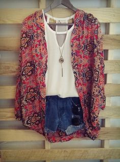 Kimono and shorts. I'm a big fan of kimono's and pairing it with shorts makes a cute outfit! Look Hippie Chic, Paisley Kimono, Estilo Hippie, Mode Boho, Outfit Trends, Maxi Skirts, Summer Fashion Outfits, Hippie Chic