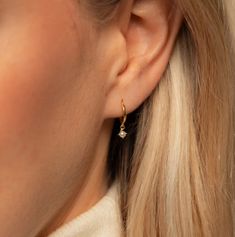 Dainty Gold Dangle Earrings, Dainty Gold Earrings Aesthetic, Gold Dainty Jewelry Earrings, Gold Earrings Aesthetic Simple, Simple Dainty Earrings, Casual Earrings Simple, Gold Everyday Earrings, Classy Earrings Everyday, Dainty Stud Earrings