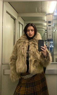 Eastern European Outfits, Eastern European Fashion, Pelo Color Vino, Fur Outfit, Hot Season, Anna Karina, Iconic Looks, Fall Trend, Instagram Paris