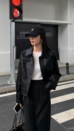 Korean Model Outfits, Korean Street Fashion Cute, Korean Outfit Street Styles Black, Korean Street Outfit, Korea Outfit Ideas, Ootd Tomboy, Black Outfit Korean, Seoul Street Style, Korean Ootd