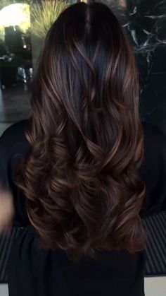 Inspiração de cabelo iluminado Shoulder Length Dark Hair With Highlights, Shoulder Length Dark Hair, Balayage Chocolate Brown, Balayage Chocolate, Partial Balayage, Hair With Highlights, Ginger Hair Color