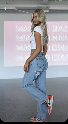 Cute Crop Tops, White Fox, School Outfits, Cute Casual Outfits, Jean Outfits, Everyday Outfits, Fashion Inspo Outfits, Straight Leg Jeans, Spring Outfits