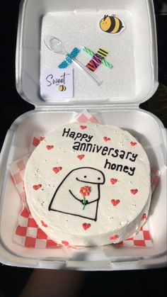 a cake in a box with the words happy anniversary and honey on it