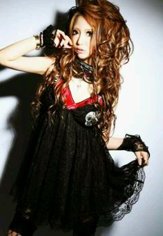 rokku / goth gyaru Gothic Gyaru, Gyaru Rokku, Gyaru Substyles, Goth Gyaru, Goshikku Gyaru, Shibuya Fashion, Rokku Gyaru, Gyaru Kei, Western Glam