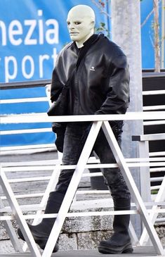 Kanye Outfits, Moody Clothes, All Black Balenciaga, Balenciaga Leather Jacket, Balenciaga Outfit, Kanye West Outfits, Kanye West Style, Yeezy Fashion, Balenciaga Jacket