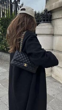 Chanel bag outfit street style 2023 - Minimalist Chanel bag outfit | Chanel Bag Inspo What we offer: 🚚 Fast Shipping 9 to 14 days delivery 🛫 Free delivery worldwide at your doorstep 🎁 Complete box packaging 📨 +4917686667360 WhatsApp for order or info #bags #lvbags #lvwallets #minimalistbags #handbags #shoulderbags #fashionbags #luxurybags #expensivebag Chanel Classic Flap Bag Outfit Casual, Chanel Classic Flap Outfit, Chanel Purse Outfit, Chanel Bag Outfit Street Style, Elizabeth James Aesthetic, Chanel Bag Aesthetic, Street Style 2023