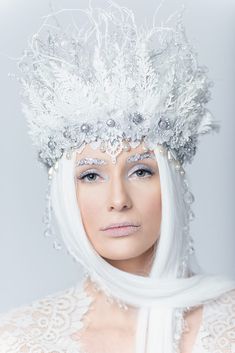 #Ice_Queen_Costume #White_Goth #Make_Up_Inspiration #Trendy_Halloween_Costumes Winter Makeup Looks Ice Queen, Snow Queen Makeup, Ice Queen Costume, Ice Queen Makeup, Halloween Make-up Looks, White Goth, Headpiece Diy, Make Up Inspiration, Queen Makeup