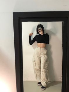 Pantalon cargo, outfit, aesthetic, no se que ponerme Cargos Aesthetic Outfit, Cargo Looks For Women, Womens Cargo Outfits, Aesthetic Cargo Outfit, No Basic Outfits, Cargo Outfits Aesthetic, Cargo Women Outfit, Pantalones Cargo Mujer Outfits, Pantalon Cargo Outfits Mujer