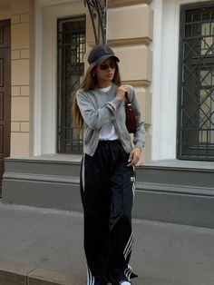 Adidas Joggers Outfit, Sport Style Outfits, Stripe Pants Outfit, Instagram Content Creator, Adidas Hose, Jogging Outfit, Joggers Outfit, Autumn Fits