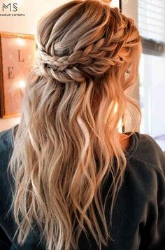 Corona de trenzas. Aunque no lo creas, es posible hacer una corona de trenzas en tu cabello mediano. Sólo divide tu cabello en dos, trenza desde la raíz hasta la punta y luego cruza las puntas para que no parezca que terminan ahí tus trenzas. Fancy Hair, Boho Wedding Hair, Hairstyle Inspiration, Best Wedding Hairstyles, Wedding Hair Inspiration, Crown Braid, Cute Hairstyles For Short Hair, Hair Stuff