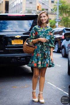 Los 15 looks de primavera que quedan mejor con una cesta (o capazo) Outfits To Copy, Simple Summer Outfits, Cool Summer Outfits, Street Fashion Photography, Cool Summer, Street Style Chic