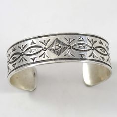 Bracelet manchette en argent sterling avec motifs estampillés à la main.

 Largeur du brassard : 0,75 po
 Mesure intérieure de 5,875 pouces, plus ouverture de 1,25 pouces
 (Circonférence totale de 7,125" - Moyenne-Grande) Classic Stamped Cuff Bracelets, Classic Stamped Cuff Bracelet, Silver Stamped Cuff Bracelet, Cuff Bracelets Silver, Bracelets Silver, Sterling Silver Cuff Bracelet, Sterling Silver Cuff, Silver Cuff Bracelet, Silver Cuff