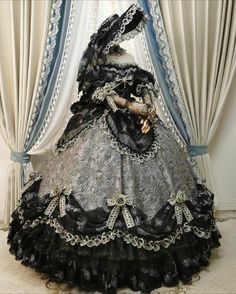 1800 Dresses Victorian Ball Gowns Black, Goth Dresses Aesthetic, Alt Victorian Style, Royal Gothic Dress, Victorian Gothic Gown, Black Rococo Dress, Vampire Drawing Aesthetic, Gothic Dresses Victorian, Black Victorian Outfit