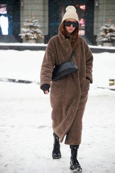 Fashion Look Winter 2023 – 2024 20 Ideas: Stay Stylish and Cozy Teddy Coat Street Style, Brown Fur Coat, Mode Mantel, Winter Outfits Aesthetic, Coat Street Style, Winter Outfit Inspiration, Stylish Hats, Coat Outfits