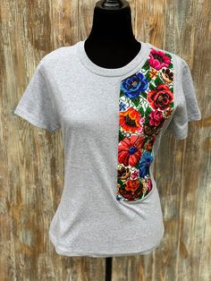 Beautiful floral embroidered t-shirt US SIZE: L A spectacular shirt is the perfect combination between the old tradition style and a modern style surprise everyone this spring and summer with a punto de cruz shirt. Mexican Hoodie, Embroidered Belt, Handmade Sweater, Mexican Dresses, Vintage Hoodies, Fabric Belt, Embroidered Tshirt, Style Moderne, Embroidered Dress