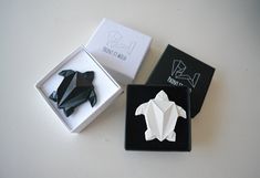 This Origami brooch is perfect for nature lovers and fans of modern jewellery. It adds whimsical charm and a touch of originality to both casual and formal looks. The black and white colours make it super versatile, complementing any outfit. Whether you are wearing it as a cute lapel pin on a regular day or as a special piece for a wedding ensemble, it will stand out wherever you go. Whether you're treating yourself, your mom, your friend, your wife, or your husband, this brooch is a bold additi Origami Turtle, Turtle Brooch, Origami Jewelry, Modern Jewellery, Origami Owl Jewelry, Jewellery Gift, Sweet Gifts, Black And White Colour, Contemporary Jewelry