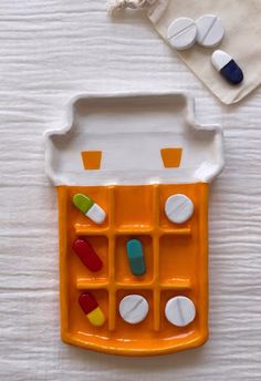 Pill Bottle Sculpture, Mancala Board Painted, Ceramic Mancala Board, Tiktaktoe Board Clay, Cute Tic Tac Toe Board Clay, Air Dry Clay Mancala Board, Rolling Tray Clay Ideas, Tictactoe Board Clay, Tic Tac Toe Board Clay Ideas