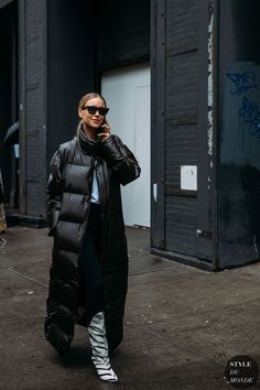 Puffer Street Style, Pernille Teisbaek, 2020 Street Style, Outfit 2020, Pose Inspiration, Reportage Photography, Long Puffer, New York Fall, Fashion For Women Over 40