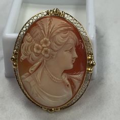 14kt Yellow Gold Lady's Classic Vintage Oval Cameo that can be worn as a pin or pendant. The size is 40mm x 33mm or 1 5/8 inches in length. Masterfully crafted this Cameo is encased in a bezel with open weave design around the outside to accent the piece. This item would Retail for $895.00 Classic Gold Brooch With Intaglio Detail, Classic Gold Intaglio Brooch, Classic Gold Intaglio Brooches, Classic Gold Brooches With Intaglio, Classic Yellow Gold Cameo Brooches, Cameo Jewelry, Cameo Ring, Vintage Cameo, Pretty Bracelets