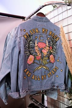 Bride Design, Cool Bride, Denim Jacket Patches, Denim Art, Diy Vetement, Embroidered Denim Jacket, Wedding Fair, Painted Jeans, Painted Denim