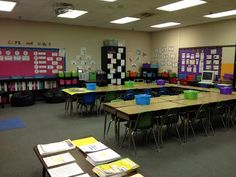 an empty classroom with many desks and chairs