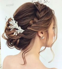 a woman wearing a wedding hair comb with flowers in it's bunt and pearls on