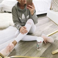 White Leggings Outfit Casual, Sporty Leggings Outfit, Airport Essentials, Winter Outfits Casual Leggings, Adidas Leggings Outfit, Is It The Weekend Yet, Easy Glam, Workout Leggings Outfit