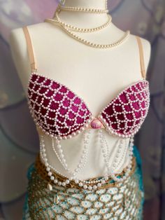 Introducing the 2023 collection! Meet one of the 24 new mermaids tops with 2 variations, either white or golden beads with scales shapes! VENUS is a bright pink glittery painted top with glued beads, sparkly by day and glowing by night*. The tops are waterproof but not recommended for natural bodies of water. IMPORTANT ! Note that the bra size is in French size so please pay attention to convert it the right way before ordering! I wont take any exchange nor refund. This top is MADE BY ORDER so p Pink Sparkly Top, Mermaid Top, Bra Items, Golden Beads, Sparkly Top, Pink Sparkly, 2023 Collection, Natural Body, Bright Light