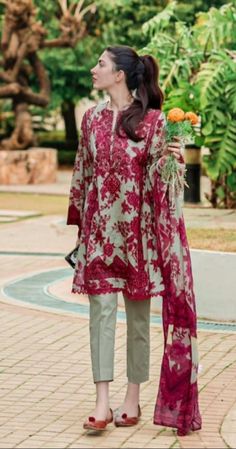 Casual outfit Pakistani Casual Dress, Simple Dress Casual, Pakistani Women Dresses, Pakistani Fashion Casual, Gaun Fashion, Casual Indian Fashion, Stylish Short Dresses, Pakistani Dresses Casual