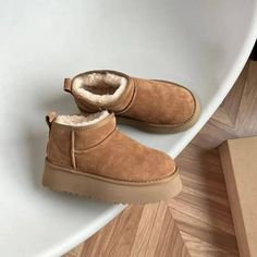 #mini uggs #winter boots #brown boots #platform boots #fashion shoes Fur Snow Boots, Warm Shoes, Boots For Men, Style Streetwear, Dream Shoes, Designer Boots, Style Outfits, Platform Boots, Short Boots