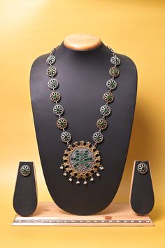 The latest new-generation collection that can still breathe all your admires. A Monalisa stone work sitahar style necklace set with dual tone finish in a silver neckpiece comes with matching earrings. The penny is kept aside to make you understand the actual size of the necklace. Silver Dual-tone Kundan Necklace In Temple Jewelry Style, Silver Dual-tone Kundan Necklace Temple Jewelry, Silver Dual-tone Temple Kundan Necklace, Silver Dual-tone Temple Jewelry Sets, Green Dual-tone Necklace For Gift, Traditional Green Dual-tone Necklace, Fusion Style Silver Necklace With Cutdana, Green Dual-tone Jewelry For Diwali, Silver Cutdana Jewelry Sets As Gifts