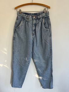 "Description Vintage Bill Blass Jeans  Waist 26\" Hip 38\"  Inseam 25.5\" Length 36.5\" Leg opening 6.5\" Knee 9.5\" Thigh 12\" Color: blue  Fabric: 100% cotton Condition: good vintage condition" Dior Sweater, Bill Blass Jeans, Petite Cardigan, Vintage 501, Bill Blass, Medium Wash Jeans, Levi Jeans 501, Washed Jeans, Dark Wash Denim