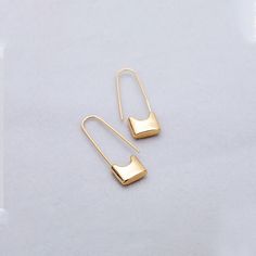 NLC Delicate Gold Paperclip Gold Earrings. Earrings length: 1.18'' / width: 0.39'' Material: Gold Plated. Gold Paperclip Earrings For Everyday, Minimalist Safety Pin Earrings, Minimalist Gold Safety Pin Earrings, Gold Safety Pin Earrings For Everyday, Crystal Quartz Earrings, Conch Jewelry, Silver Circle Earrings, Simple Hoop Earrings, Oversized Earrings