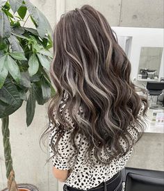 Light Brown With Silver Highlights, Brunette With Blonde Highlights, Blonde Layered Hair, Mushroom Hair, Silver Blonde Hair, Brown Hair Looks, Hair Dyes, Highlights Blonde, Gorgeous Hair Color