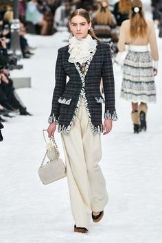 Chanel Fall 2019 Ready-to-Wear Collection - Vogue Chanel Fashion Show 2019, Moda Chanel, Chanel Fashion Show, Mode Chanel, Chanel Jacket, Chanel Collection, Chanel Couture, Chanel Fashion