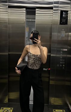 Madrid Clubbing Outfit, Pantalones Beige Outfit, White Top Black Bottom Outfit, Night Outing Outfit, Outfit Recital, Outfits Old Money Mujer, Lunch With Friends Outfit, Outfit Formal Juvenil, Bowling Date Outfit